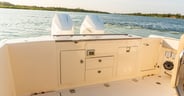 Boston-Whaler-330-Vantage-transom