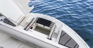 Sea-Ray-230-SDX-Surf-anchor-locker