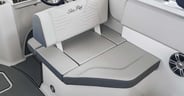 Sea-Ray-230-SDX-Surf-helm-seat-detail