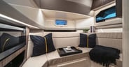 Sea-Ray-SLX-360-cabin-salon-seating