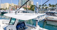 Boston Whaler 330 Outrage 2026 hardtop and outriggers-body