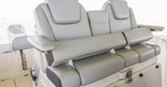 Boston Whaler 330 Outrage 2026 leaning post-body