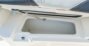 Boston Whaler 330 Outrage 2026 livewell open-body