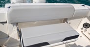 Boston Whaler 330 Outrage 2026 transom bench seat-body