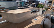 Azimut-Magellano-30M-cleats-and-console